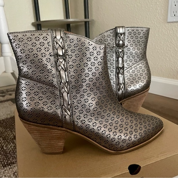 NWT Frye and Co. Women's Gunmetal Leather Maley Ankle Boot Size 8.5 - Picture 7 of 10